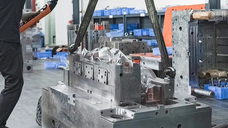 在选择塑胶模具厂时，采购经理、模具工程师和生产主管通常会关注以下几个关键因素：