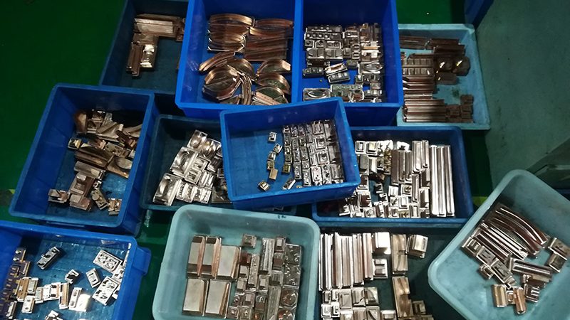 家电注塑模具定制与标准模具：差异解析与应用场景