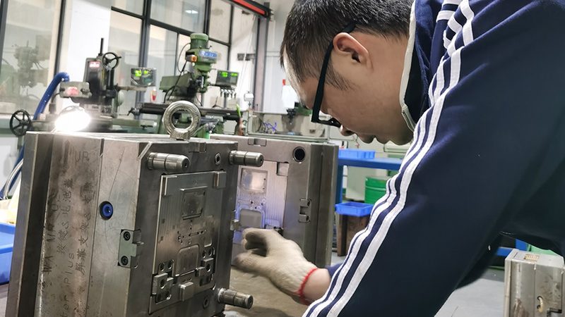 级进模与复合模：揭秘两种模具技术的本质区别**