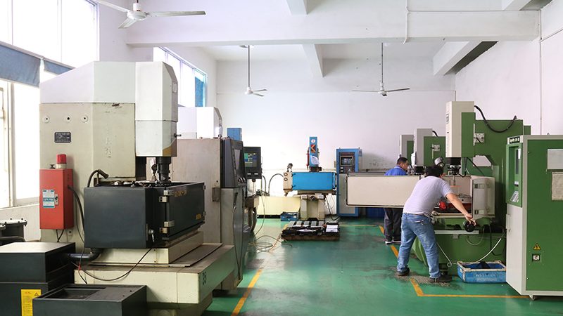 吹塑模具与注塑模具：优缺点对比解析