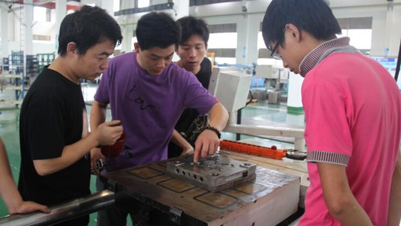 汽车模具：揭秘与普通模具的差异